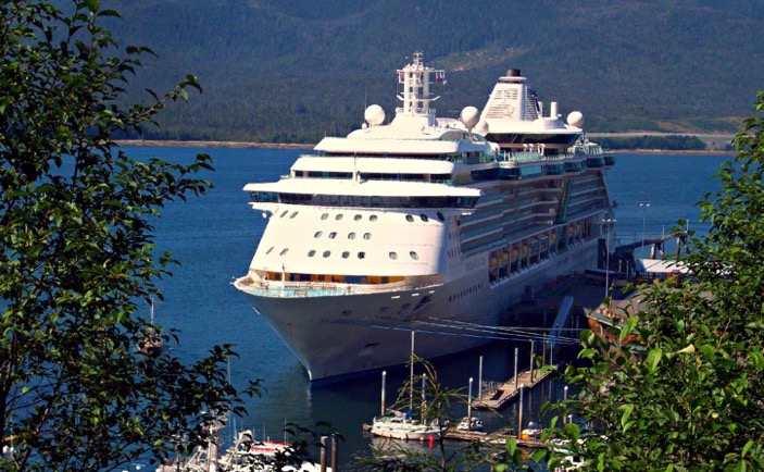 royal-carribean-ship-in-port